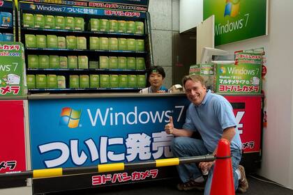 Con su buen humor característico, Linus Torvalds posó en 2009 junto a un stand de Windows 7 en Japón, frente a una convención sobre Linux en Tokio