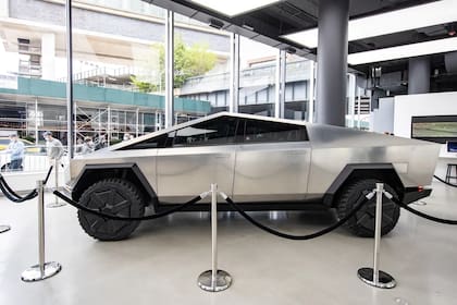 Con su carrocería de acero inoxidable y sus ángulos agudos, la Cybertruck no se parece a las camionetas de Ford, General Motors y RAM, que dominan el mercado. 
