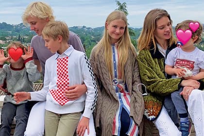 Con su cinco hijos, Lucas Alexander, Neva y Viktorb Portman -nacidos de su matrimonio con Justin Portman- y Maxim y Roman Arnault.