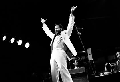 Con su clásica elegancia, Marvin Gaye en una presentación en vivo en Detroit, Michigan, durante 1976