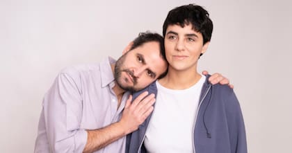 Con su compañera en la obra Cria.