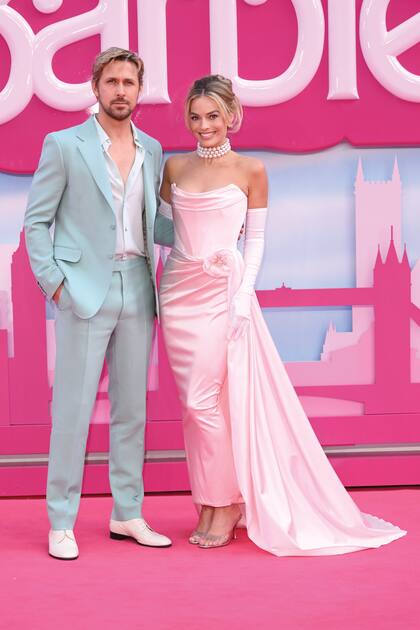Con su compañero de elenco, Ryan Gosling (que interpreta a Ken), en el estreno de "Barbie" en Londres. Para la ocasión, la actriz eligió un diseño  de Vivienne Westwood, inspirado en la Barbie modelo Encantada de Noche de 1960.