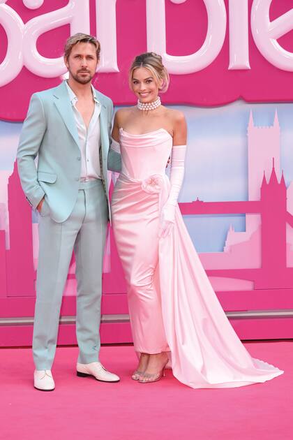 Con su compañero de elenco, Ryan Gosling (que interpreta a Ken), en el estreno de "Barbie" en Londres. Para la ocasión, la actriz eligió un diseño de Vivienne Westwood, inspirado en la Barbie modelo Encantada de Noche de 1960.