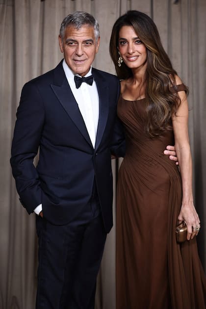 Con su elegancia habitual, con la que marcó tendencia el mes pasado en el Festival de Venecia, Amal Clooney volvió a atraer todas las miradas gracias a su look sofisticado