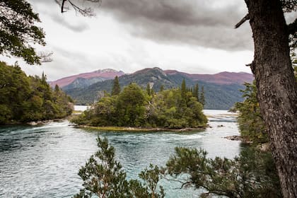 Con su entramado de bosque, lagos, ríos, arroyos y glaciares de altura, es considerado por varios el parque más bello del país