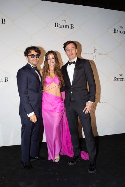 Con su espléndida sonrisa, Pampita posó junto a su marido, Roberto García Moritán, y Wally Diamante.