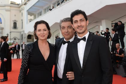 Con su esposa, Florencia Bas, y su hijo Chino –uno de los productores de Argentina, 1985–, en la alfombra roja del Festival de Venecia
