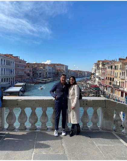 Con su esposa Luciana, en uno de los tantos lugares que visitaron en Europa.