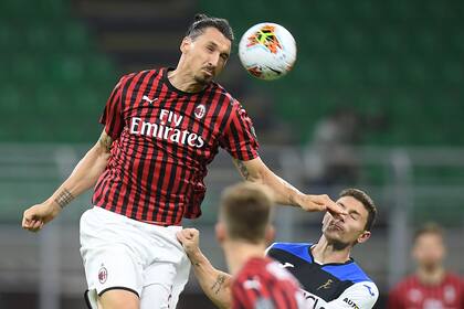 Con su estatura, Zlatan Ibrahimovic estuvo más activo en defensa que en ataque.