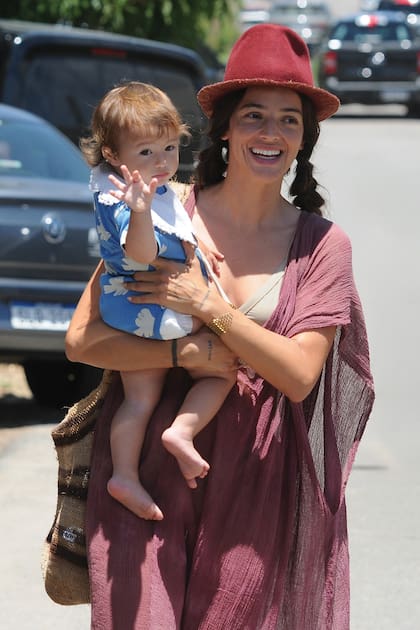 Con su estilo siempre canchero, se la vio a Calu bajar a la playa en José Ignacio con su hija Bee