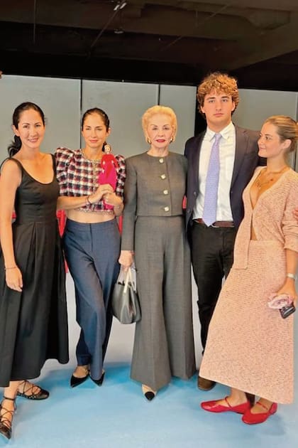 Con su familia materna, durante el último desfile de Carolina Herrera: de izquierda a derecha su tía, Patricia Cristina Herrera, su madre, Carolina Adriana Herrera, su abuela, Carolina Herrera, su primo, Gerrity Lansing (hijo de Patricia), y ella.