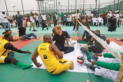 Con su fundación, Harry –a través del deporte– busca generar conciencia y respeto por los militares nigerianos heridos.