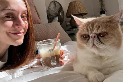 Con su gato Romeo, en su departamento londinense. Marianela estuvo casada con el bailarín brasileño Thiago Soares, compañero suyo en el Royal Ballet, pero se divorciaron hace unos años y hoy son grandes amigos.