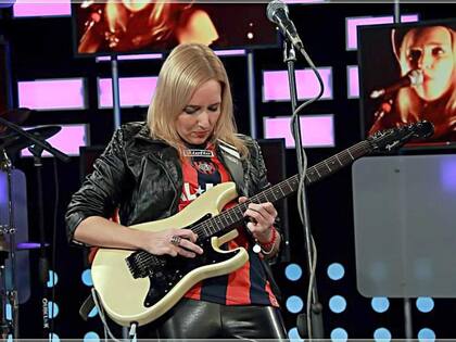 Con su guitarra y la camiseta de San Lorenzo, Vanesa cumplió el sueño de vivir de la música