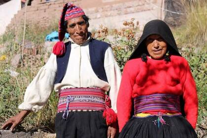 Con su habilidad para tejer un chullo apretado, Alejandro atrajo a su esposa Teodosia hace 44 años