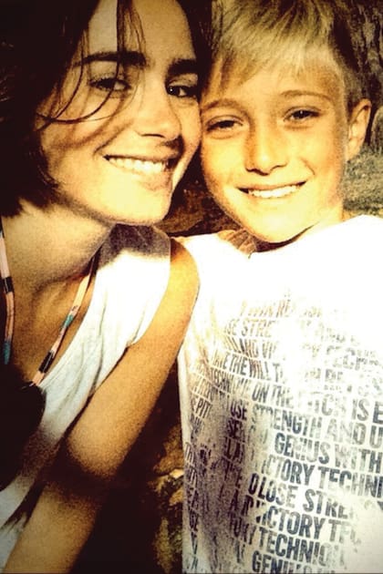 Con su hermana, la exitosa actriz Lily Collins, cuando eran chicos