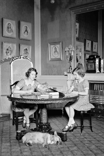 Con su hermana Margarita y los libros sobre la mesa.