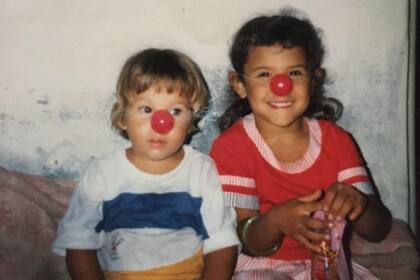 Con su hermano menor.