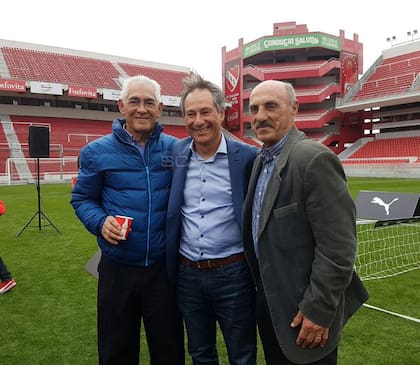 Con su hermano, el Chivo Pavoni, dirigieron interinamente a la primera de Independiente en 2010. Aquí, con Ariel Holan.