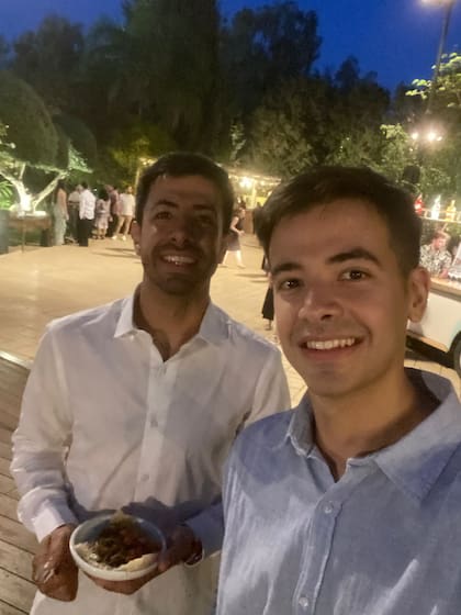 Con su hermano en una de las noches en las que pudieron salir