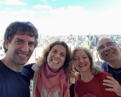 Con su hermano Pablo y sus padres.