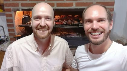 Con su hermano que le donó médula ósea para el segundo trasplante.