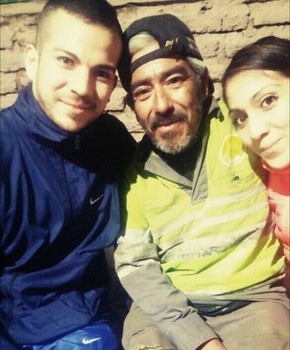 Con su hermano y su papá