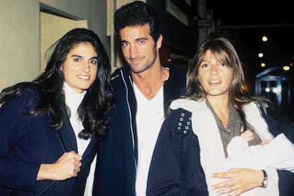 Con
su hermano y su cuñada,
Catherine Fulop, que llevaba
en brazos a Oriana, una beba
de unos pocos meses.