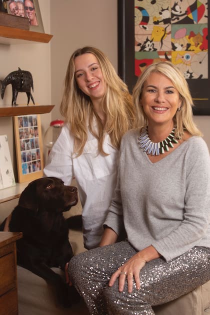 Con su hija Catalina, administradora de empresas y especialista en marketing, que sigue los pasos de su mamá en las redes con temas gastronómicos (@soyepicurea). Junto a ellas, su perra Rufina.