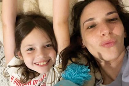 Con su hija Eloísa: “Tuve el privilegio de tener una madre y un padre espectaculares; trato de volcarles a mis hijos parte de esa cultura familiar que vivíamos encasa... De repente, me siento a leer o a escribir y ellos forman parte de eso
desde su lugar, pintando, dibujando", dice Vera.