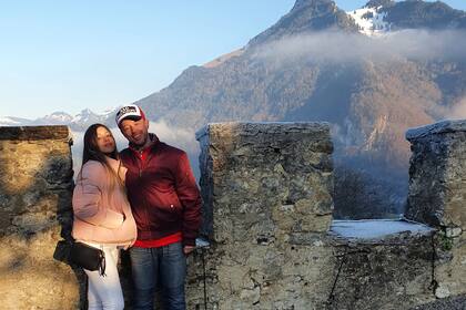 Con su hija en Gruyere, Suiza.