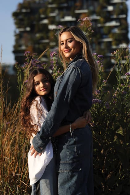 Con su hija Erin
con el Bosco Verticale
como telón de fondo, dos
torres de departamentos
ubicadas el barrio milanés
de Porta Nuova con más
de 15 mil plantas y más de
90 especies diferentes de
árboles, arbustos y flores.