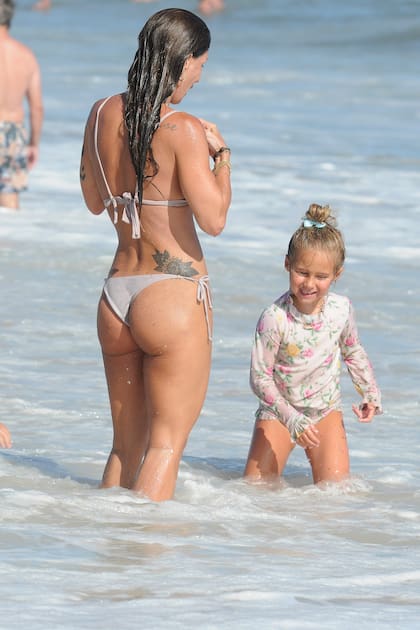 Con su hija Francesca Garavaglia jugando entre las olas. 