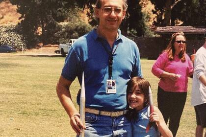 Con su hija Madeleine en la escuela.