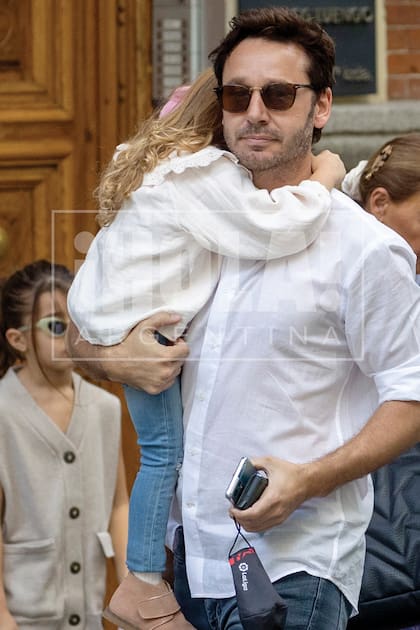 Con su hija Magnolia en brazos durante el paseo. “Es una niña preciosa y muy dulce, la extraño muchísimo porque ella está acá, en Madrid, y yo en Buenos Aires”, le dijo a ¡HOLA! Benjamín, en la previa de los premios Platino.