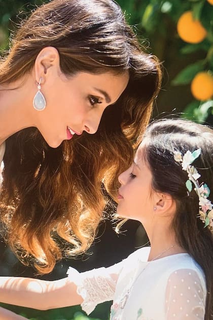 Con su hija mayor Paloma -fruto de su matrimonio con Ponce-, el día de su comunión.