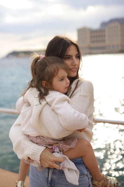 Con su hija Penélope (que nació en 2019), fruto de una anterior relación con el piloto Daniil Kvyat.