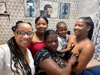 Con su hija y sus nietos.