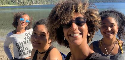 Con su hija y sus dos hermanas.