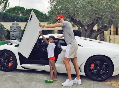 Con su hijo Cristiano Junior, con quien comparte su pasión “fierrera”, a punto de subir a su Lamborghini Aventador. LAMBORGHINI AVENTADOR 400 MIL EUROS