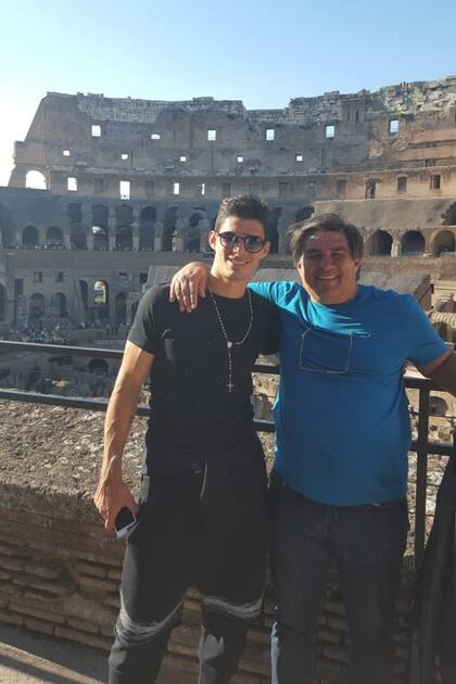 Con su hijo Diego, de visita en el Coliseo Romano