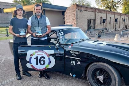 Con su hijo Indalecio, en un Aston Martin