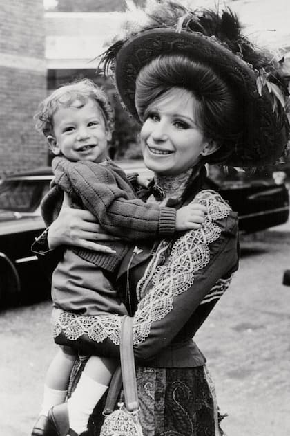 Con su hijo Jason en brazos en el set de la película Hello, Dolly!, en 1969.