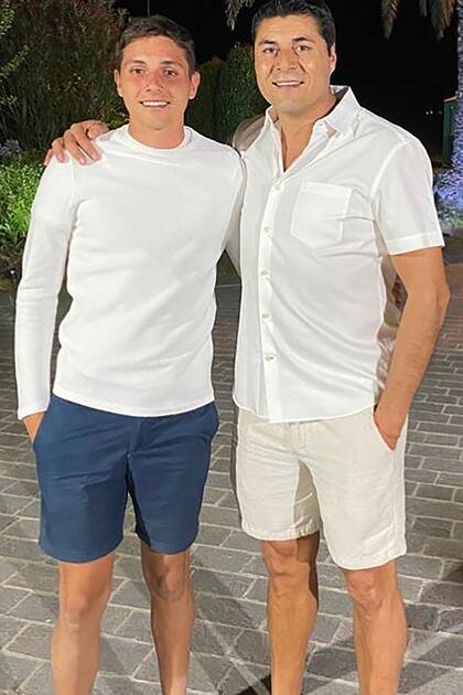 Con su hijo Juan Manuel, que después de no renovar contrato con Banfied estará 'colgado' hasta fin de año y se quedará con el pase en su poder