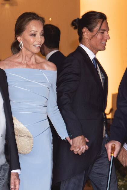 Con su hijo, Julio José Iglesias, a mediados del año pasado, saliendo del casamiento de su sobrino Álvaro Castillejo, en Sotogrande.
