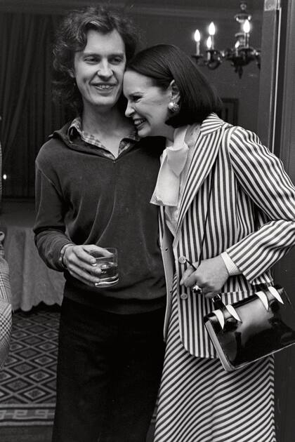 Con su hijo mayor, Stanley Stokowski, en una fiesta en Nueva York en el invierno de 1979.