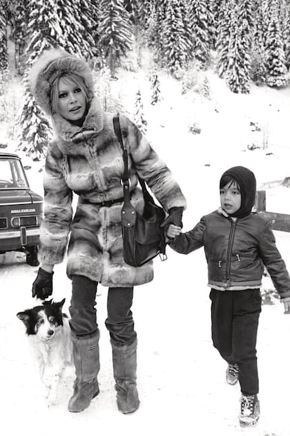 Con su hijo, Nicolás, disfrutando de la nieve en 1963