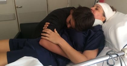 Con su hijo, Nicolás, en medio del tratamiento.