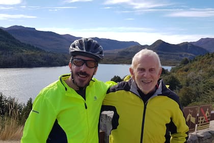 Con su hijo Tadeo, camino a Villa Río Hermoso, en el Sur