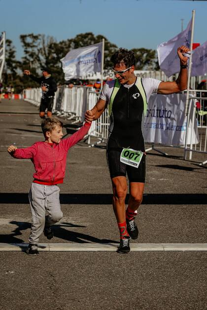 Con su hijo Valentino, en la llegada del Duatlón de la Ciudad de Buenos Aires en junio pasado